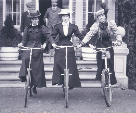 women-on-bicycles-1898